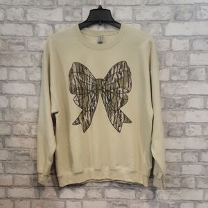 Camo Bow Graphic Sweatshirt